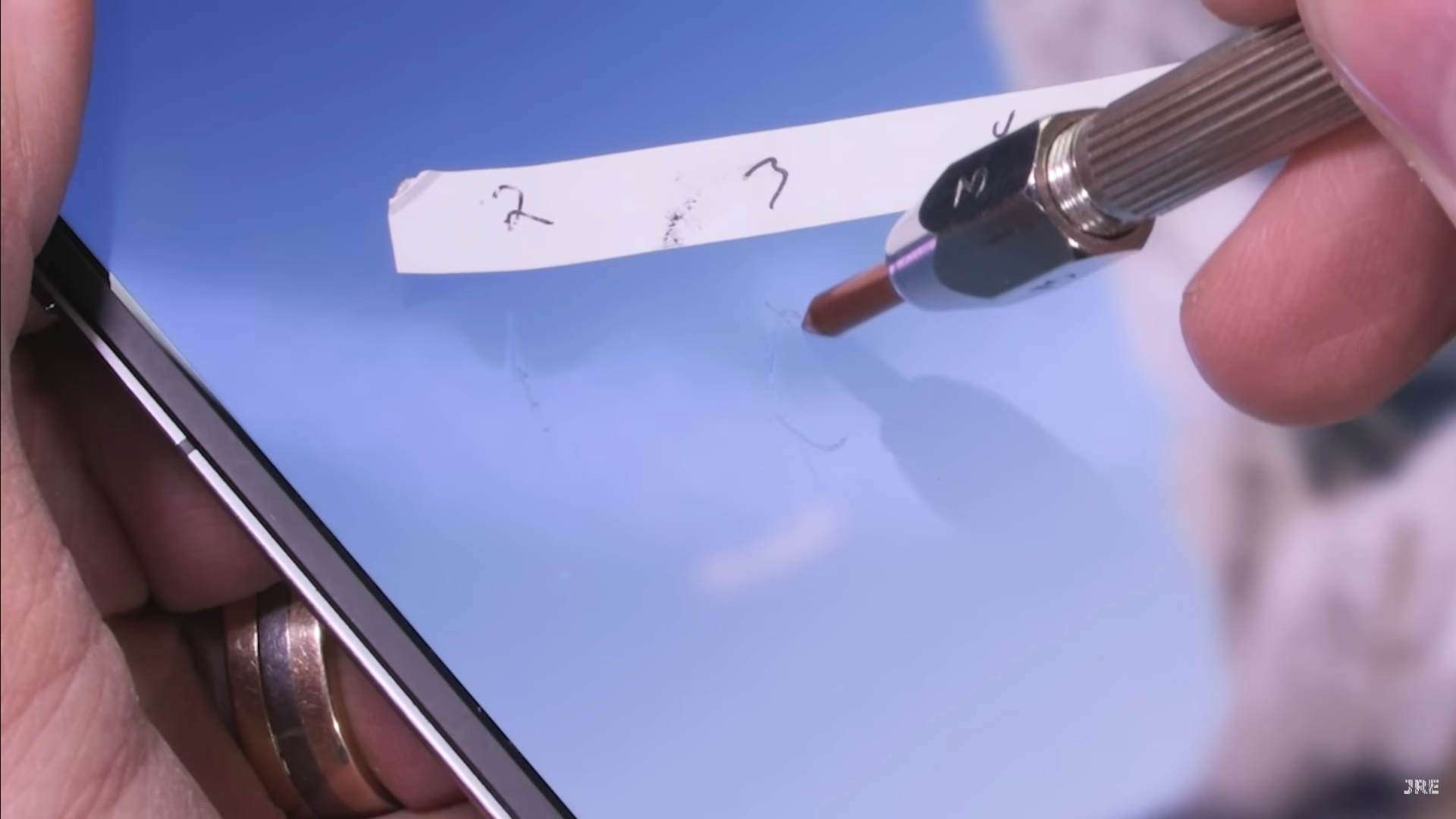 Крихкий чи надійний? Найтонший складаний смартфон у світі перевірили на міцність (відео)